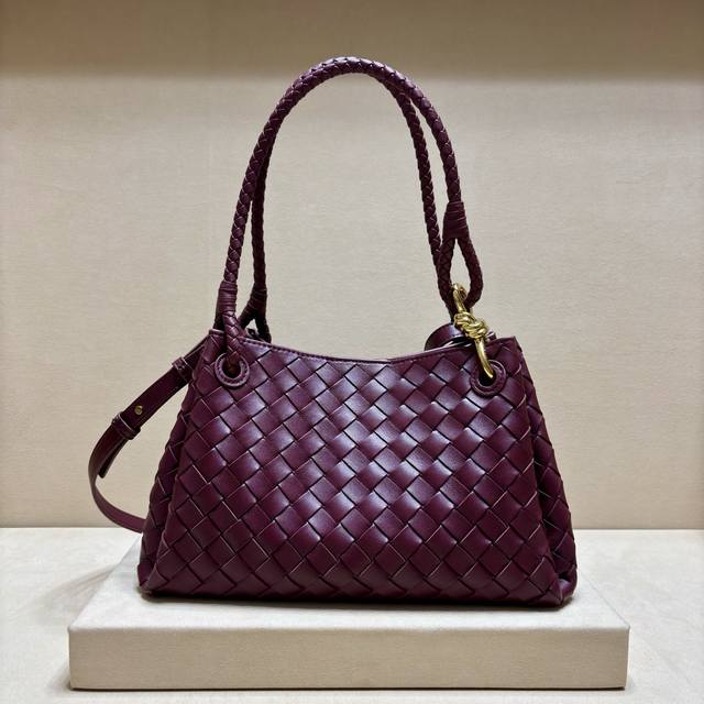 原厂皮 秋季新品中号Parachuta降落伞来啦，别致性的外表加上标志性的金属绳结，一整块皮革将四角折叠成降落伞形状！精致的Knot金属扣高级而又优雅，超强的容