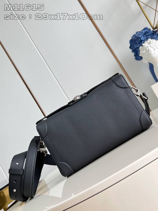 原厂皮 独家实拍 M11615 本款 Soul Trunk East West 手袋采用 Lv Colorado 牛皮革塑造别致构型，为织物内里搭配贴袋设计。磁