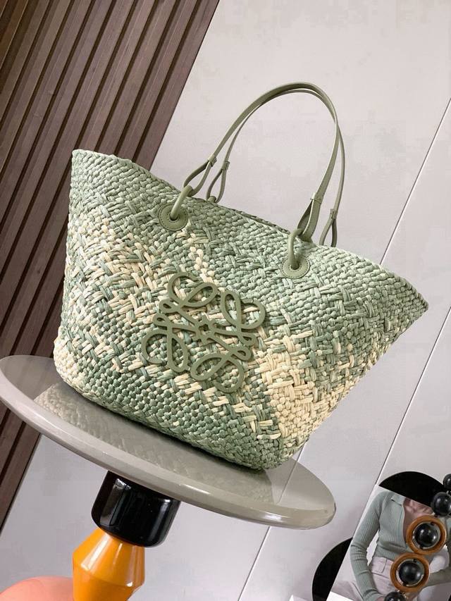 原厂皮 大号伊拉卡棕榈纤维和牛皮革 Anagram Basket 手袋超多明星同款一个传统的篮子手袋带有经典的手工编织包身管状牛皮革带子，以及一块牛皮革 Ana