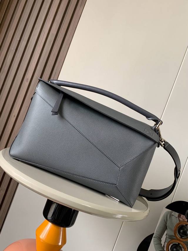 原厂皮 新款大号几何包36Cmpuzzle手袋～原厂进口荔枝纹牛皮 罗家爆款几何包Puzzle 手袋是创意总监乔纳森 安德森 Jonathan Anderson