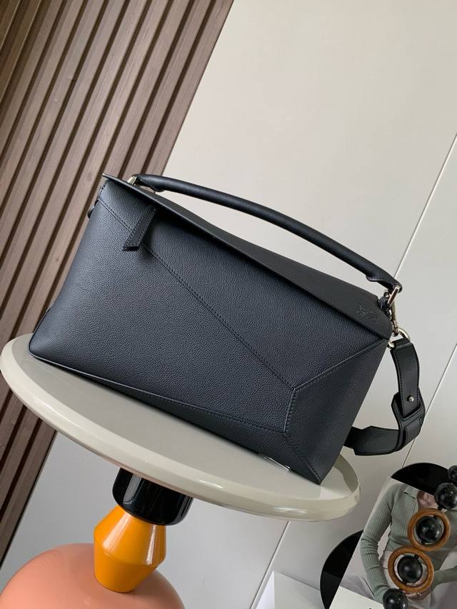 原厂皮 新款大号几何包36Cmpuzzle手袋～原厂进口荔枝纹牛皮 罗家爆款几何包Puzzle 手袋是创意总监乔纳森 安德森 Jonathan Anderson