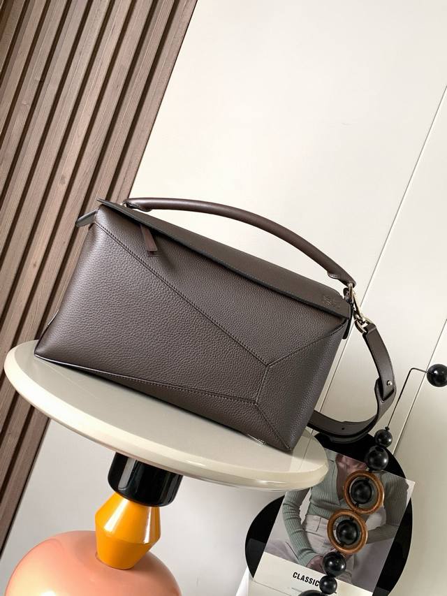 原厂皮 新款大号几何包36Cmpuzzle手袋～原厂进口荔枝纹牛皮 罗家爆款几何包Puzzle 手袋是创意总监乔纳森 安德森 Jonathan Anderson