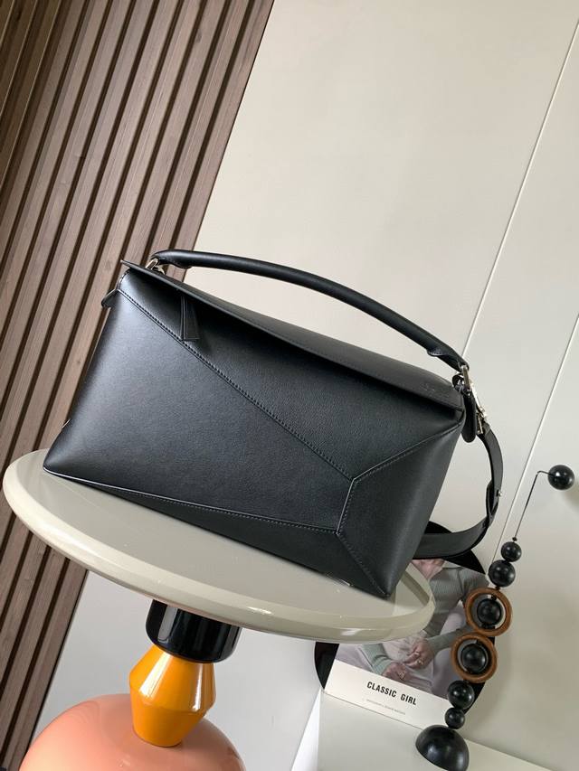 原厂皮 新款大号几何包36Cmpuzzle手袋～原厂进口荔枝纹牛皮 罗家爆款几何包Puzzle 手袋是创意总监乔纳森 安德森 Jonathan Anderson