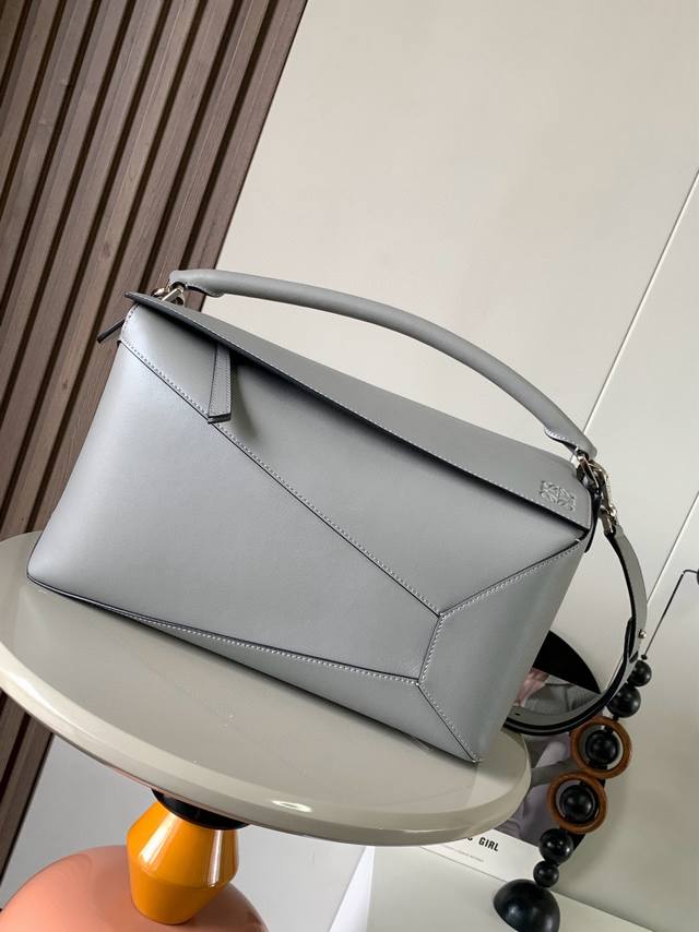 原厂皮 新款大号几何包36Cmpuzzle手袋～原厂进口荔枝纹牛皮 罗家爆款几何包Puzzle 手袋是创意总监乔纳森 安德森 Jonathan Anderson