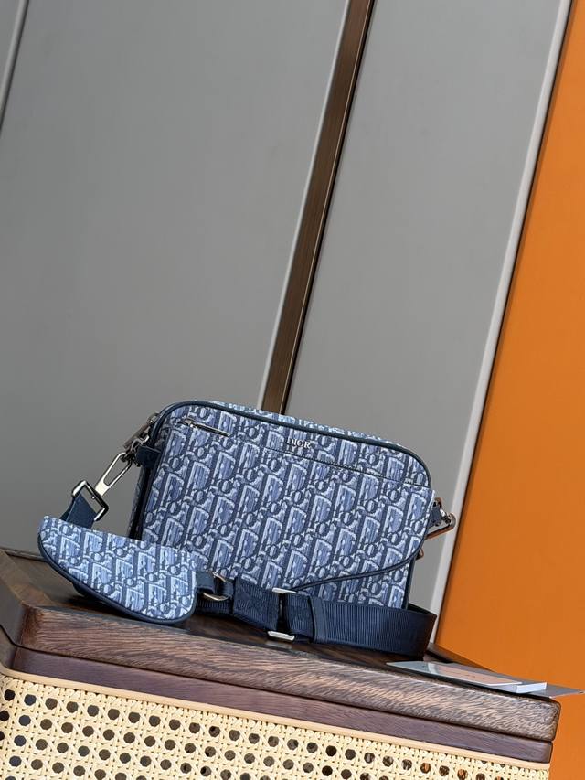 正品级 这款马鞍三件套手袋采用蓝色Oblique 印花面料精心制作,醒目百搭。三合一款式,设有一个拉链主隔层,包含正面的 Rodeo 马鞍手拿包和微型 Rode 正品级 这款马鞍三件套手袋采用蓝色Oblique 印花面料精心制作,醒目百搭。三合一款式,设有一个拉链主隔层,包含正面的 Rodeo 马鞍手拿包和微型 Rode