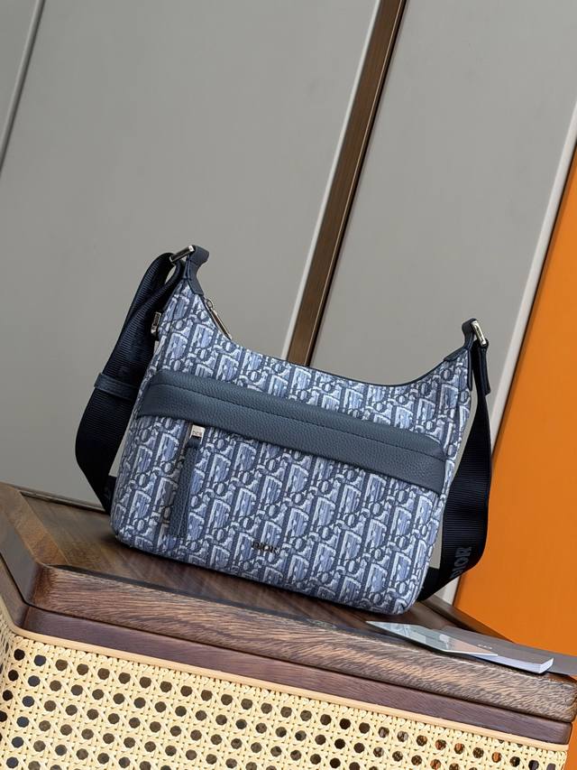 正品级 这款Rider Soft水饺包是二零二五秋季男装系列新品,兼具实用功能与时尚设计。采用蓝色Oblique 印花面料等材质精心制作,搭配同色调粒面牛皮革细 正品级 这款Rider Soft水饺包是二零二五秋季男装系列新品,兼具实用功能与时尚设计。采用蓝色Oblique 印花面料等材质精心制作,搭配同色调粒面牛皮革细