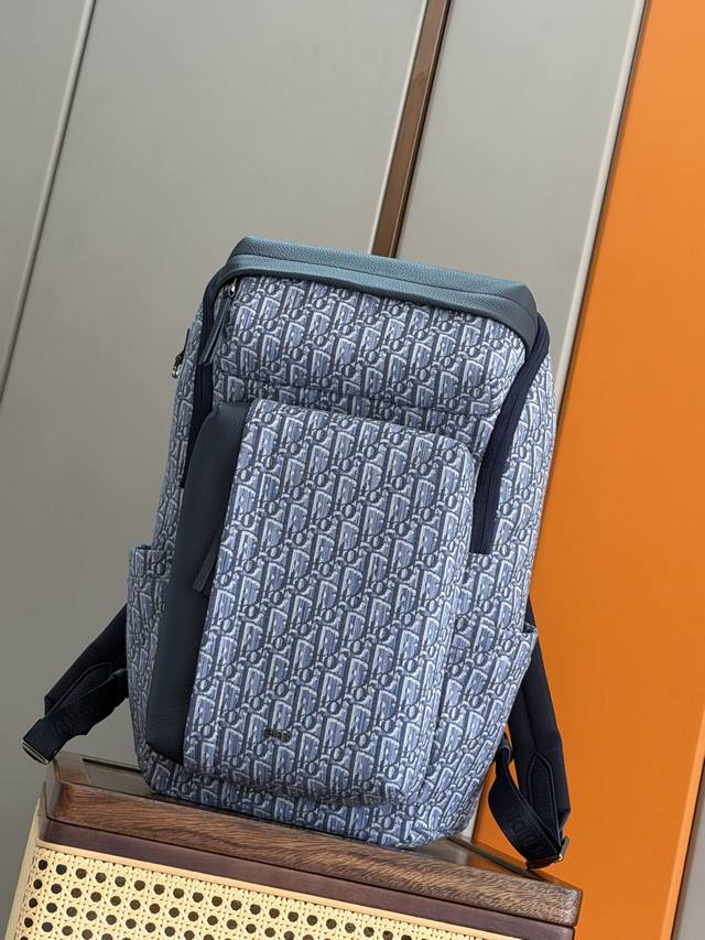 正品级 这款 Rider Soft 拉链双肩背包是二零二五秋季男装系列新品,兼具时尚设计与实用功能。采用浅蓝色Oblique 印花面料等材质精心制作,饰以同色调 正品级 这款 Rider Soft 拉链双肩背包是二零二五秋季男装系列新品,兼具时尚设计与实用功能。采用浅蓝色Oblique 印花面料等材质精心制作,饰以同色调