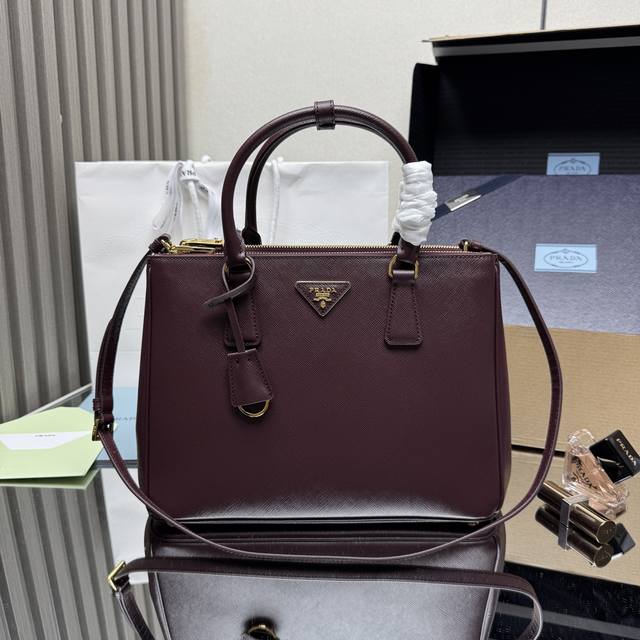 正品级 顶级原单 P家 大号 超级爆款杀手包Saffiano皮革 皮革双提手 可拆卸可调式皮革肩带 镀金配件 三角形皮革上带有金属刻字徽标 侧面按扣开合 两个拉