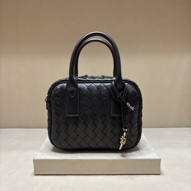 正品级 新款Getaway可爱萌萌公文,包身小巧精致,背法百变,可Lady.可甜妹 采用羊皮革编织工艺打造,配有可调节可拆卸肩带,底部带底钉不怕皮革磨伤,黄铜绳 正品级 新款Getaway可爱萌萌公文,包身小巧精致,背法百变,可Lady.可甜妹 采用羊皮革编织工艺打造,配有可调节可拆卸肩带,底部带底钉不怕皮革磨伤,黄铜绳