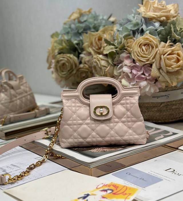 正品级 ,高版本 Dior Jolie Top Handle 迷你链条手袋 粉色 这款 Dior Jolie Top Handle 迷你链条手袋是二零二六早春成 正品级 ,高版本 Dior Jolie Top Handle 迷你链条手袋 粉色 这款 Dior Jolie Top Handle 迷你链条手袋是二零二六早春成