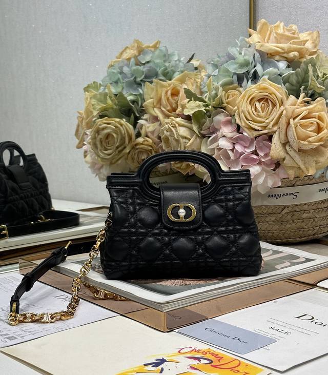 正品级 ,高版本 Dior Jolie Top Handle 迷你链条手袋 黑色 这款 Dior Jolie Top Handle 迷你链条手袋是二零二六早春成 正品级 ,高版本 Dior Jolie Top Handle 迷你链条手袋 黑色 这款 Dior Jolie Top Handle 迷你链条手袋是二零二六早春成