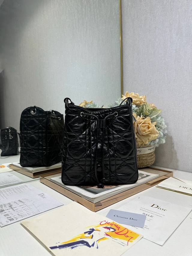 正品级 中号 D-Motion 手袋 黑色褶皱 带可扫描高版本163变码芯片！ 这款 D-Motion 手袋是二零二五冬季成衣系列新品，时尚实用的桶式设计，别具