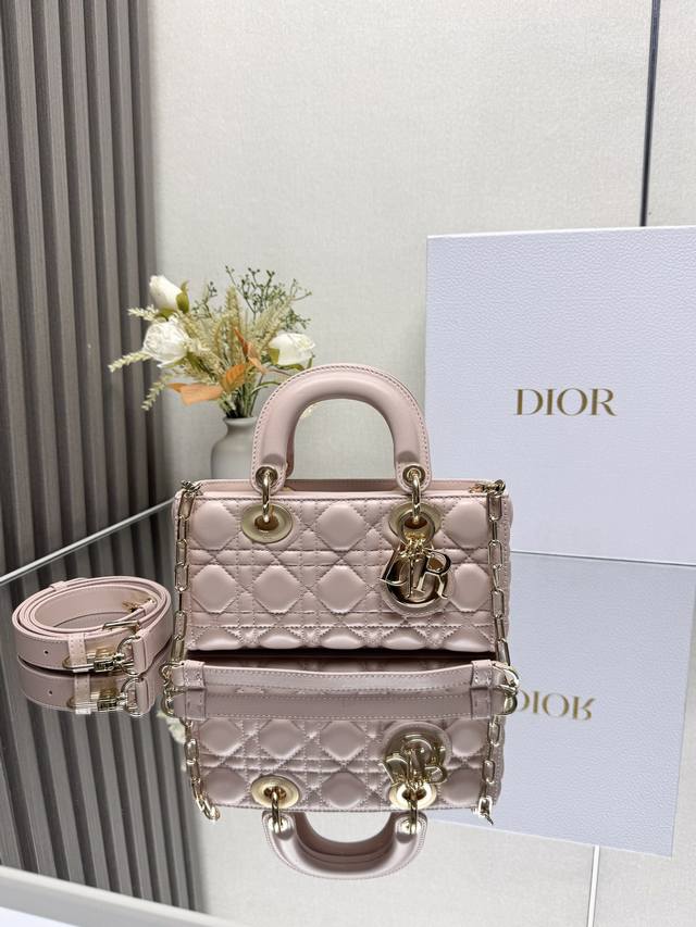 正品级 小号 Lady D-Joy 手袋 胭脂粉色小羊皮 这款 Lady D-Joy 手袋凸显 Lady Dior 系列的简约美学,集中体现了 Dior 对典雅 正品级 小号 Lady D-Joy 手袋 胭脂粉色小羊皮 这款 Lady D-Joy 手袋凸显 Lady Dior 系列的简约美学,集中体现了 Dior 对典雅