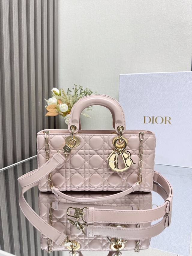 正品级 ，高版本 中号 Lady D-Joy 手袋 黑色小羊皮 这款 Lady D-Joy 手袋凸显 Lady Dior 系列的简约美学，集中体现了 Dior