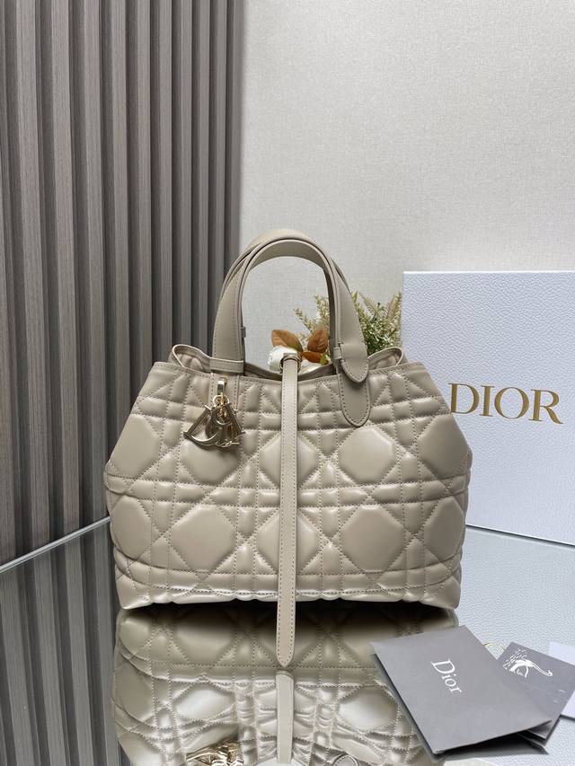 正品级 ，高版本 Dior Toujours 手袋〔浅杏中号〕 这款Dior Toujours 手袋于二零二三春夏系列发布秀精彩亮相,休闲实用的设计别具一格.采