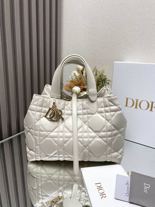 正品级 ，高版本 Dior Toujours 手袋〔白色中号〕 这款Dior Toujours 手袋于二零二三春夏系列发布秀精彩亮相,休闲实用的设计别具一格.采