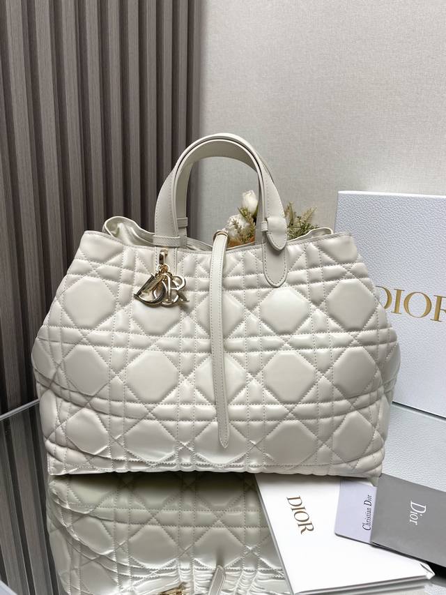 正品级 ,高版本 Dior Toujours手袋〔白色大号〕 这款 Dior Toujours 手袋于二零二三春夏系列发布秀精彩亮相,休闲实用的设计别具一格。采 正品级 ,高版本 Dior Toujours手袋〔白色大号〕 这款 Dior Toujours 手袋于二零二三春夏系列发布秀精彩亮相,休闲实用的设计别具一格。采