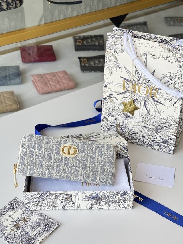 Dior 长款拉链钱包，提花布 Dior Oblique 搭配深蓝色头层牛皮，容量大双隔层，8卡位Plus轻松收 纳 现金 信用卡 零钱 款号：S2189 尺寸