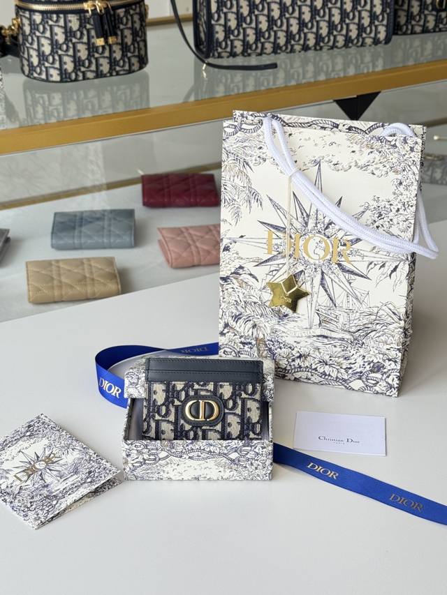 卡夹 蓝色 Oblique 印花 编号: S2152 这款 30 Montaigne 卡夹精致典雅。采用蓝色提花面料制作，Oblique 印花精心装饰，正面饰以