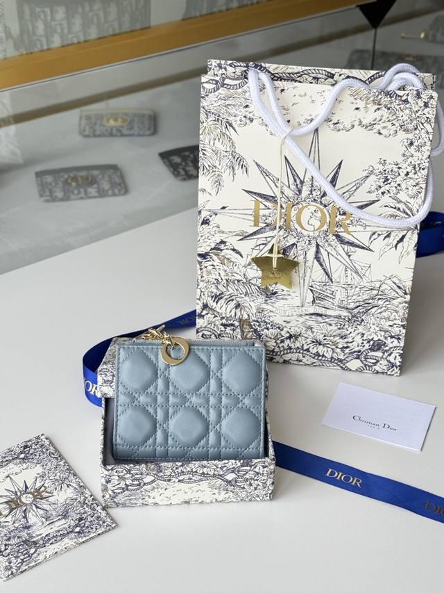 小羊皮制作 Dior Caro Dahlia 钱包加小吊坠 编号:S6037Ubhz_M928 这款Dior Caro Dahlia钱包饰以藤格纹缉面线,彰显现 小羊皮制作 Dior Caro Dahlia 钱包加小吊坠 编号:S6037Ubhz_M928 这款Dior Caro Dahlia钱包饰以藤格纹缉面线,彰显现