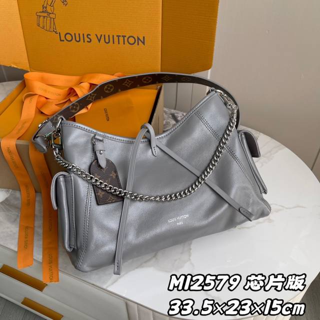 变码芯片版 内部价P 款号： M12579 原单加强版 独家实拍背景图 本款 Carryall Cargo 小号手袋以柔软羊皮革呈现时尚微皱效果，并为深邃背景搭