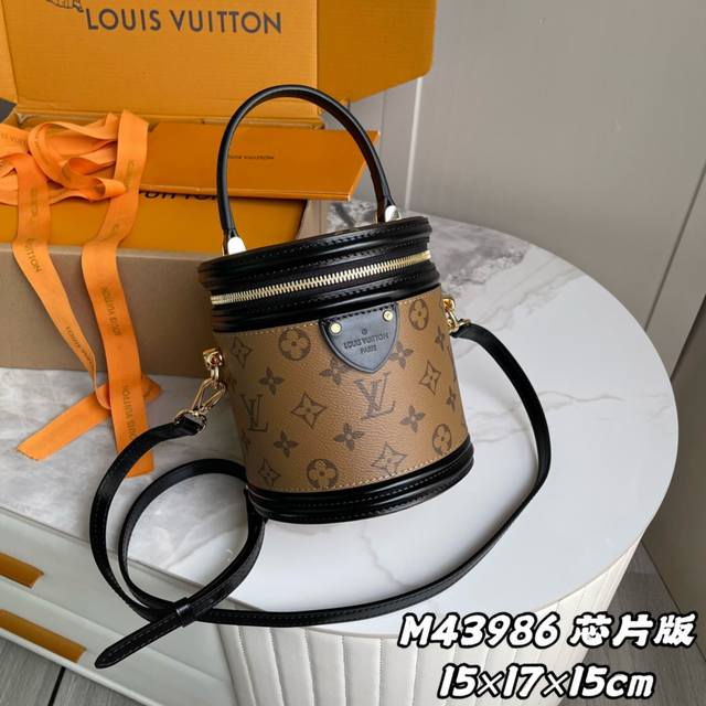 163C01 芯片版 内部价P 款号： M43986 原单加强版 独家实拍背景图 Vanity 手袋 借鉴历史悠久的Lv Cannes化妆箱造型 女装艺术总监N