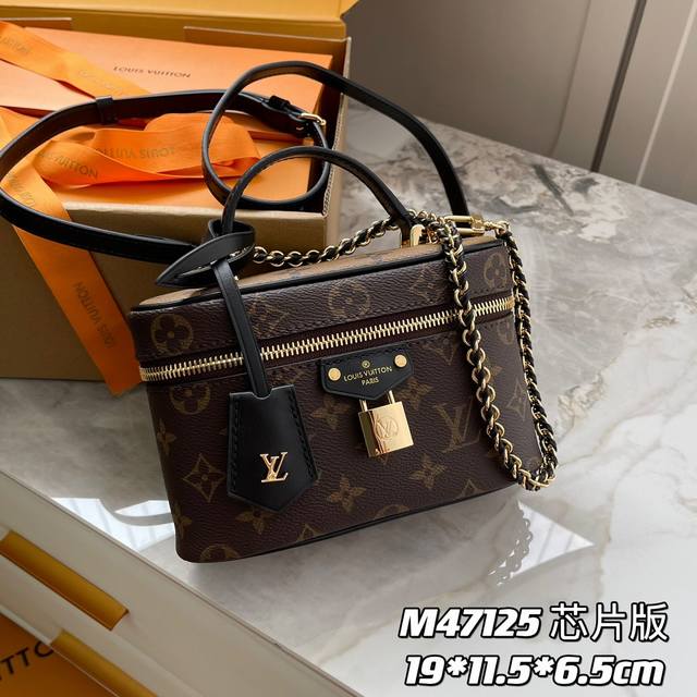 变码芯片版 内部价P 款号: M47125 原单加强版 独家实拍背景图 Vanity Chain Pouch 手袋向经典化妆箱汲取灵感,以 Monogram 帆 变码芯片版 内部价P 款号: M47125 原单加强版 独家实拍背景图 Vanity Chain Pouch 手袋向经典化妆箱汲取灵感,以 Monogram 帆