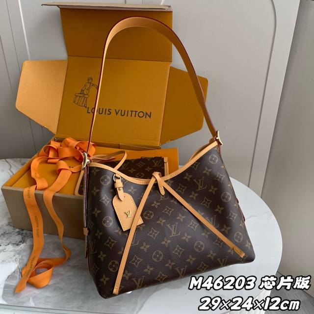 163C01芯片版 内部价P 顶级原单 独家背景 款号M46203 Carryall 小号手袋取材 Monogram 帆布和皮革饰边，成就都市生活的贴身伴侣。充