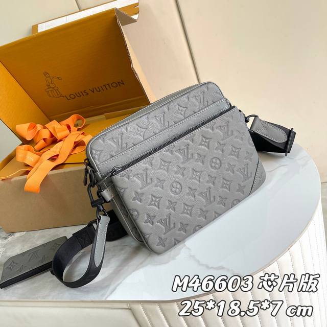 变码芯片版 内部价P 款号：M46603 原单加强版 独家实拍背景图 本款 Trio 邮差包取材 Monogram 压纹牛皮革，拉链前袋和肩带处的小号零钱包均可