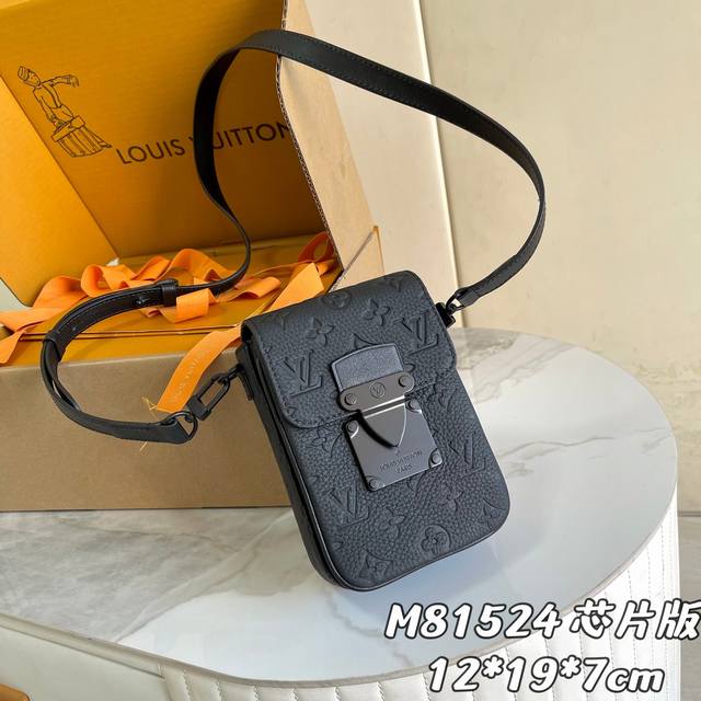 变码芯片版 内部价P 款号： M81524 原单加强版 独家实拍背景图 S-Lock Vertical Wearable 钱夹将标志性 Monogram 图案压