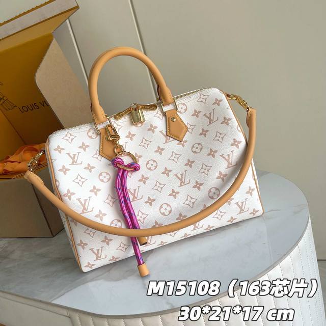 163C01 芯片版 内部价P 款号： M15108 原单加强版 独家实拍背景图 本款 Speedy Soft 30 Lucky 手袋为 Monogram 帆布