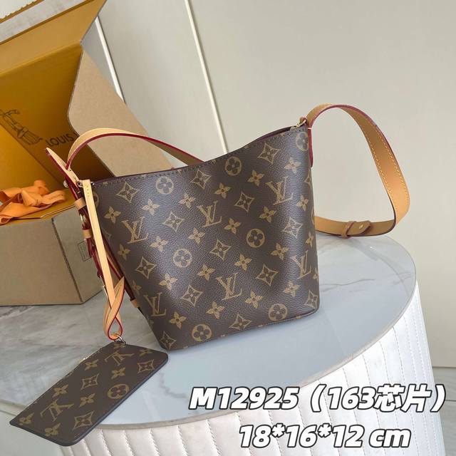 163C01 芯片版 内部价P 款号： M12925原单加强版 独家实拍背景图 本款 All Inbb手袋为Monogram帆布搭配亮泽金属件，以标志性挂锁和名