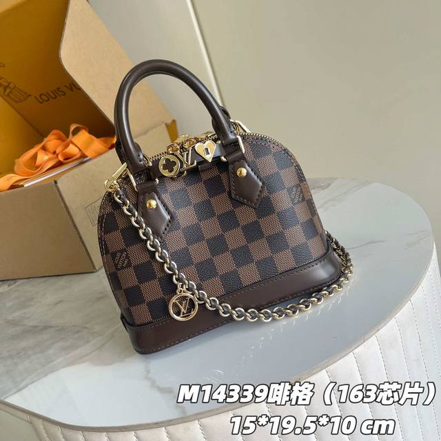 163C01 芯片版 内部价P 款号： M14339啡格 原单加强版 独家实拍背景图 Lv&I系列推出了这款可定制的套件，以独家迷你尺寸的标志性Alma为特色。