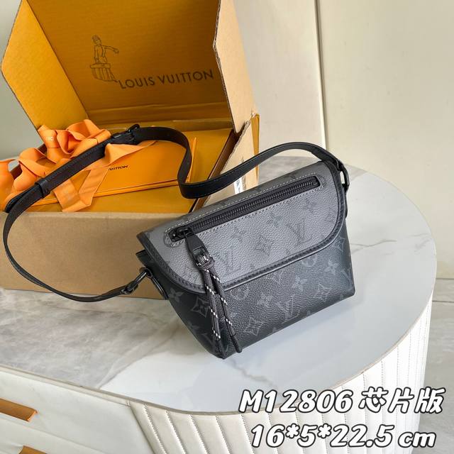 变码芯片版 内部价P 款号： M12806 原单加强版 独家实拍背景图 男 差包系列 本款 Pulse 迷你手袋 取材 Monogram Eclipse 涂层帆