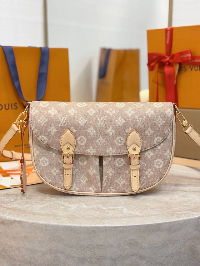 Escape 手袋 M15134 Escape 手袋本次瞩目亮相 Travels With Grace Coddington 系列，为帆布包身搭配妙趣 Meow