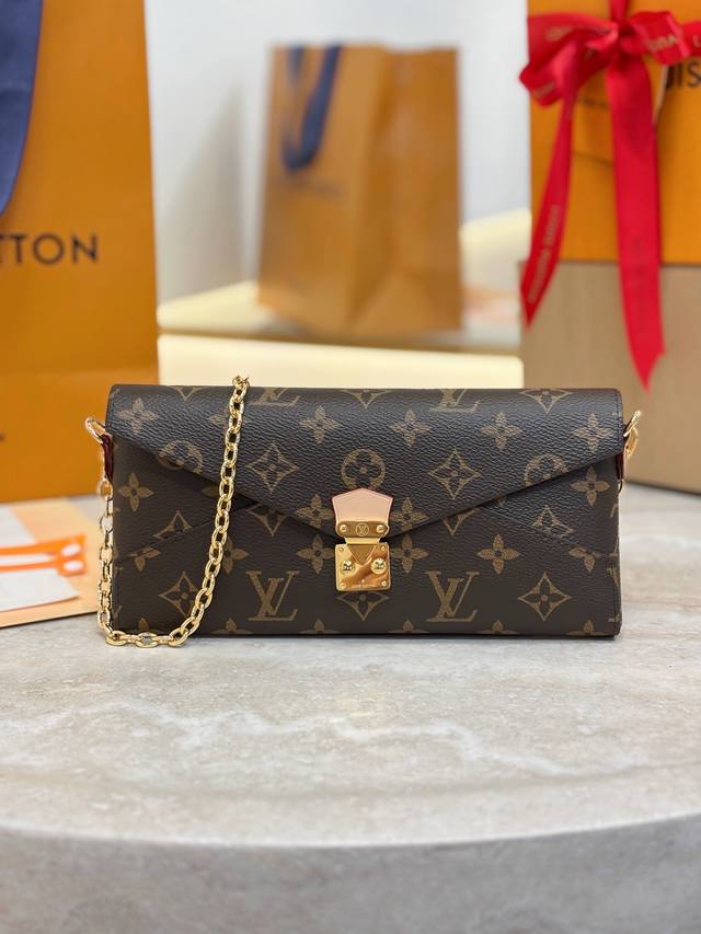 M15150 Lv“优雅随行”科丁顿系列展示了这款趣味十足的“折纸组织链包”。它采用标志性的Monogram帆布材质制成，并配以品牌标志性的S锁扣设计，打开后可