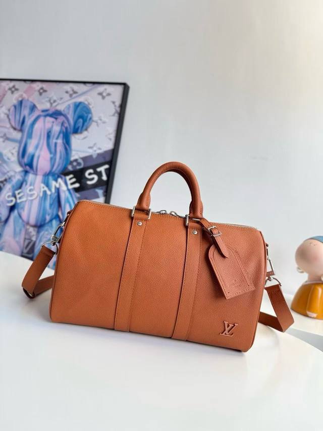 顶级原单 芯片版 半钢 M25980独家实拍！ Keepall BandoulièRe 35包采用蜡牛皮，其坚固耐用和轻微细粒纹理而脱颖而出。这款功能型号的内部