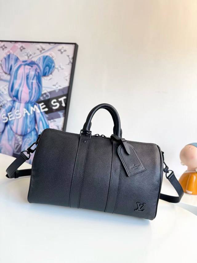 顶级原单 芯片版 半钢 M15249独家实拍！ Keepall BandoulièRe 35包采用蜡牛皮，其坚固耐用和轻微细粒纹理而脱颖而出。这款功能型号的内部