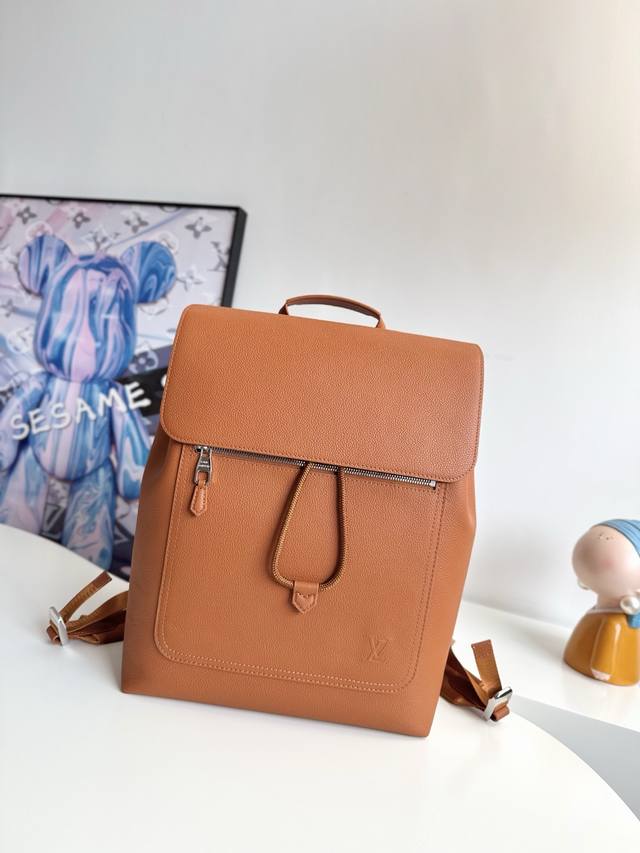 顶级原单 顶级货 芯片版 半钢五金 M26023独家实拍！Fastline 双肩包取材柔软耐磨的蜡面牛皮革，以粒面纹理和压纹 Lv 字母打造摩登商务之选。宽敞内