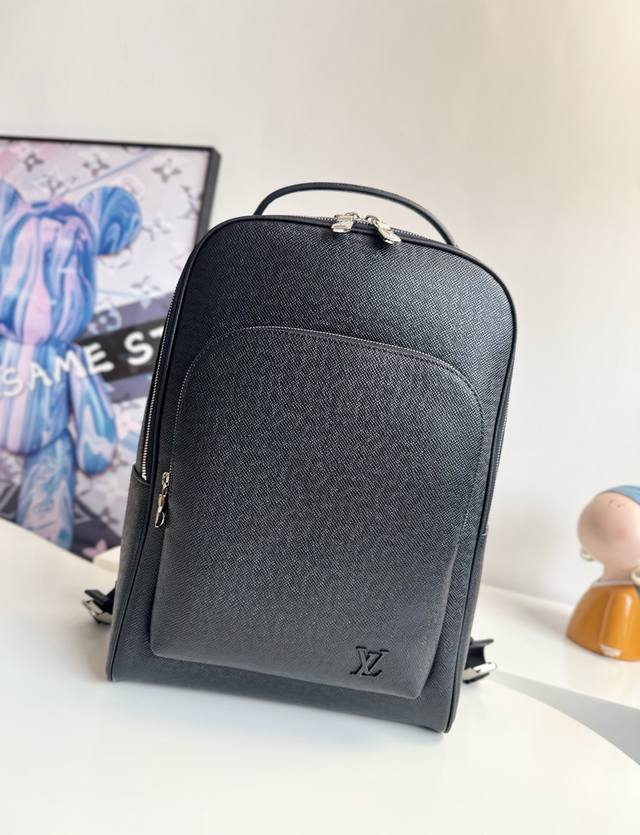 顶级原单 顶级货 芯片版 半钢五金 M30977独家实拍!Avenue 双肩包由Taga 皮革搭配牛皮革饰边和金属件,将实用功能与典雅风范融为一体。主隔层前后配 顶级原单 顶级货 芯片版 半钢五金 M30977独家实拍!Avenue 双肩包由Taga 皮革搭配牛皮革饰边和金属件,将实用功能与典雅风范融为一体。主隔层前后配