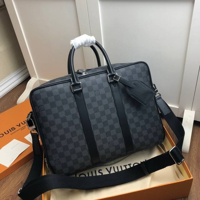 顶级原单 N40007黑格 43423 老花 这款Dandy 公文包既纤薄又挺立，是为喜欢时尚工作袋的现代商务男士而设计。尽善尽美的做工亦将吸引鉴赏级客户的垂注