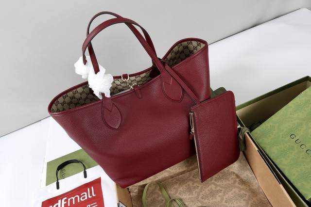 厂价 最高版本原厂皮顶级原单配专柜全套包装 简介：这一款包袋，两种风格。Totissima系列托特包演绎双面美学，一面粒面皮革，一面Gg帆布，随心变换多元造型。