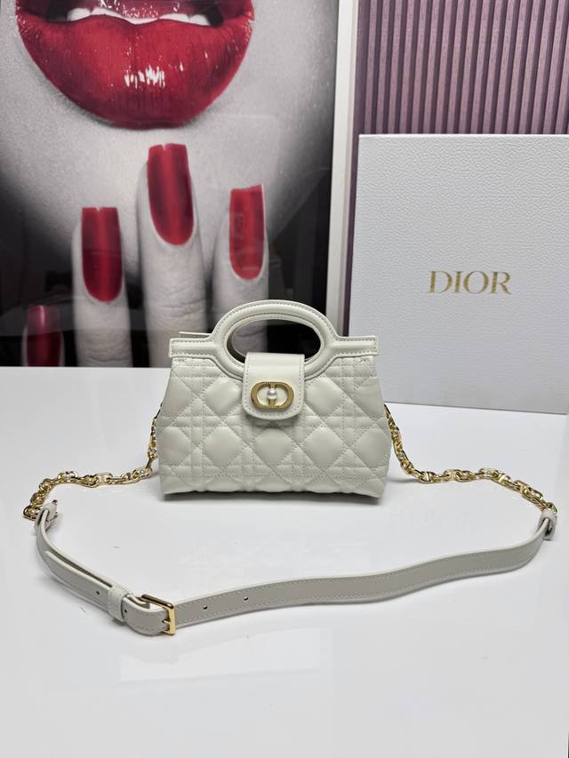 厂价 最高版本原厂皮顶级原单配专柜全套包装 Jolie Top Handle 迷你链条包，对这种精致小包完全没有抵抗力大包背着太累，真的爱上这个小巧的包包款小小