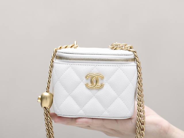 特级原厂芯片 爱心口红包 好货真的需要磨合的 虽然现在才推出 但是等待是值得的 原厂球纹的质感真的百分百超预期 完美呈现高级质感 经典的菱格设计百年不衰 ！ 占