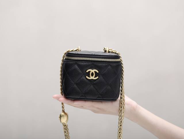 特级原厂芯片版 爱心口红包 好货真的需要磨合的 虽然现在才推出 但是等待是值得的 原厂球纹的质感真的百分百超预期 完美呈现高级质感 经典的菱格设计百年不衰 ！