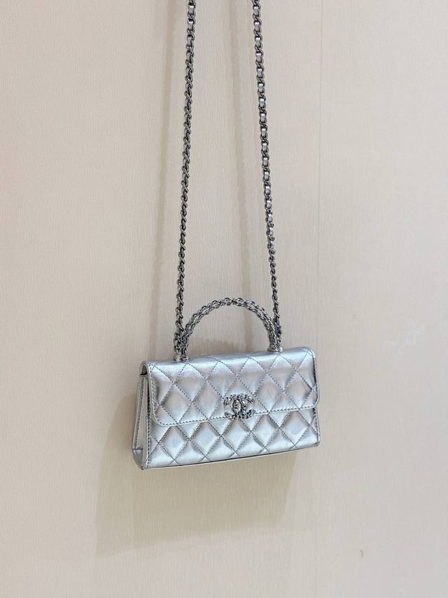 原厂芯片版25S 春夏系列 Zp41500购入 Chane1 25S Kelly 手柄包 作为经典系列！25S推出的银色真的是超级漂亮推荐上身超好搭配，一定要入