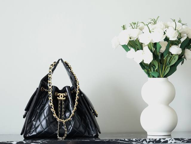 特级原厂芯片Chanel 25 系列 油蜡皮 从经典黑白到缤纷马卡龙色 再到帅气金属色和牛仔材质 不仅质感高级 还十分耐用 无需小心翼翼 尽情享受自由生活 左右
