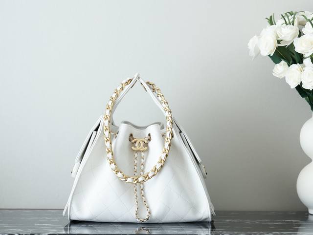 特级原厂芯片Chanel 25 在材质与配色上 25包同样选择丰富 颗粒压花小牛皮质感柔软又耐用 经典白色百搭且永恒 轻松适配各种穿搭风格 满足不同场合与个性需