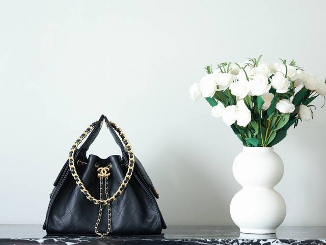 特级原厂芯片版Chanel 25 球纹 包身采用颗粒压花小牛皮 不仅质感高级 还十分耐用 无需小心翼翼 尽情享受自由生活 左右两侧贴心设计的翻盖小口袋 能轻松放 特级原厂芯片版Chanel 25 球纹 包身采用颗粒压花小牛皮 不仅质感高级 还十分耐用 无需小心翼翼 尽情享受自由生活 左右两侧贴心设计的翻盖小口袋 能轻松放