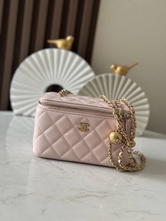 芯片版专柜同步最新版本对版五金与皮大号现货 Chane经典链子珠子金球化妆包 看到它瞬间就种草了 上身也相当煞爽！这款大可爱容量非常可以了 平时出门带的口红车钥